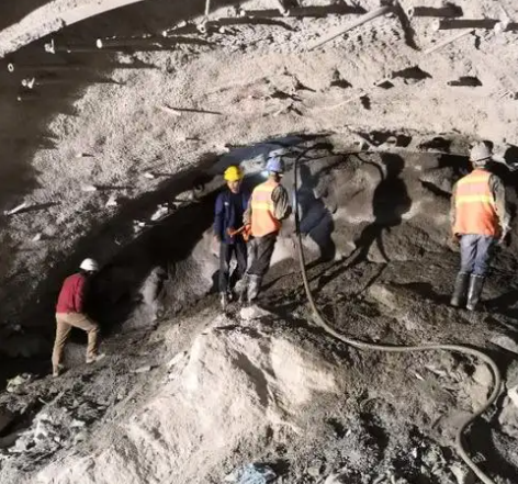 阿克塞隧道拱顶带模注浆料，微膨胀注浆料的特点及施工工艺